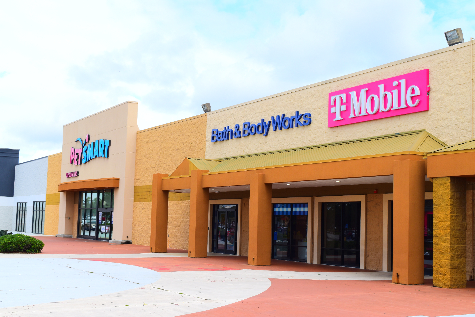National in-line tenants at Albany Square — PetSmart, Bath & Body Works, and T-Mobile storefronts